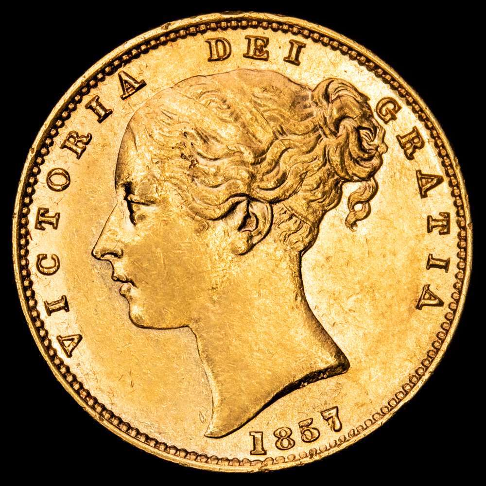 Soberano de oro de Gran Bretaña Victoria 1857/5. Encapsulada como AU 58 por NGC, KM736.1, S-3852D. Variedad sobredatada.